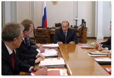 Prime Minister Vladimir Putin spoke at a meeting on the main indicators of the government's defence order for 2009-2011