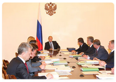 Prime Minister Vladimir Putin, addressing a meeting of the Government Presidium, focused on the mechanisms of implementing federal targeted programmes.|16 june, 2008|14:00