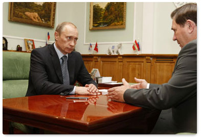 Russian Prime Minister Vladimir Putin met with Kursk Governor Alexander Mikhailov