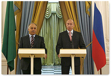 Prime Minister Vladimir Putin and his Libyan counterpart Al-Baghdadi Ali al-Mahmoudi made statements for the media on the results of their talks in Moscow