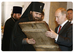 Russian Prime Minister Vladimir Putin handed over to the Nativity (Stroganov) Church in Nizhny Novgorod the icon “Resurrection-Descent into Hell”|24 july, 2008|19:30