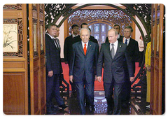 During his visit to the People's Republic of China Prime Minister Vladimir Putin had a meeting with President of Israel Shimon Peres|8 august, 2008|23:30
