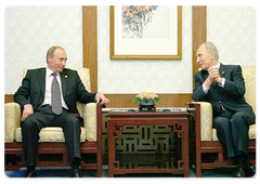 During his visit to the People's Republic of China Prime Minister Vladimir Putin had a meeting with President of Israel Shimon Peres|8 august, 2008|23:30