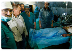 В.В. Путин посетил палаточный госпиталь, развернутый силами МЧС РФ в североосетинском Алагире|9 августа, 2008|22:30