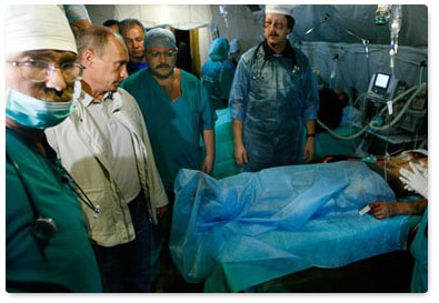 Владимир Путин посетил палаточный госпиталь, развернутый силами МЧС РФ в североосетинском Алагире