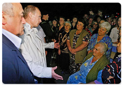 В.В. Путин посетил палаточный госпиталь, развернутый силами МЧС РФ в североосетинском Алагире|9 августа, 2008|22:30