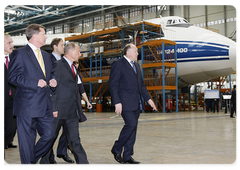 Председатель Правительства Российской Федерации В.В.Путин, находящийся с рабочей поездкой в Ульяновске, посетил авиастроительное предприятие «Авиастар-СП»|9 сентября, 2008|18:20