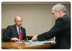 Председатель Правительства Российской Федерации В.В.Путин провел беседу с губернатором Ульяновской области С.И.Морозовым|9 сентября, 2008|21:30