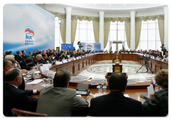 Prime Minister Vladimir Putin met with United Russia’s secretaries of regional offices and top representatives in regional legislative assemblies|25 september, 2008|19:44
