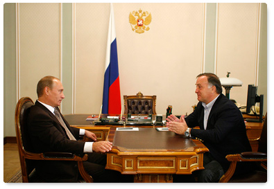 Prime Minister Vladimir Putin met with the coach of Zenit St Petersburg football club Dick Advocaat