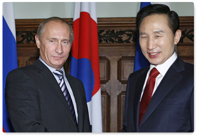 Prime Minister Vladimir Putin met with South Korean President Lee Myung-bak