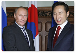 Prime Minister Vladimir Putin met with South Korean President Lee Myung-bak