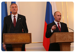 Vladimir Putin and Prime Minister Mirek Topolanek of the Czech Republic—the President of the European Union—summarise their talks at a news conference|10 january, 2009|20:00