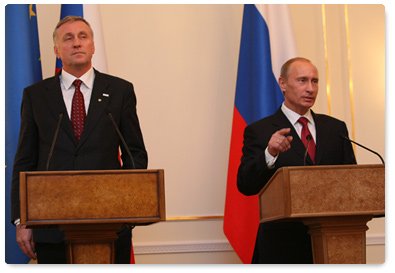 Prime Minister Vladimir Putin and Prime Minister Mirek Topolanek of the Czech Republic – the President of the European Union – summarise their talks at a news conference