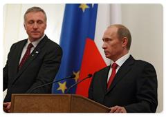 Vladimir Putin and Prime Minister Mirek Topolanek of the Czech Republic—the President of the European Union—summarise their talks at a news conference|10 january, 2009|20:00