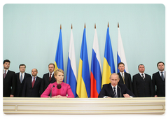 Prime Minister Vladimir Putin held negotiations with Ukrainian Prime Minister Yulia Tymoshenko in Moscow, following which Gazprom and Naftogaz Ukraine signed a contract for the sale and purchase of natural gas for 2009-2019|19 january, 2009|20:00