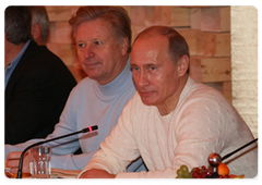 Prime Minister Vladimir Putin met with organisers and participants in the Moscow stage of the FIS Alpine Ski World Cup|2 january, 2009|15:00