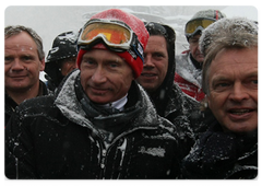 Prime Minister Vladimir Putin skied near the ski complex of the Polyana Hotel in Sochi|3 january, 2009|14:00