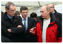 Vladimir Putin and the head of the IOC Coordination Commission, Jean-Claude Killy, have visited a section of the bypass road around Sochi|31 january, 2009|16:40