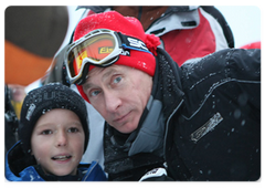 Prime Minister Vladimir Putin skied near the ski complex of the Polyana Hotel in Sochi|5 january, 2009|15:41