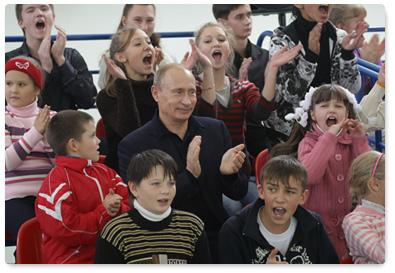 В.В.Путин посетил во Владимире физкультурно-оздоровительный комплекс и наградил победителей проходивших здесь между школьниками соревнований «Веселые старты»