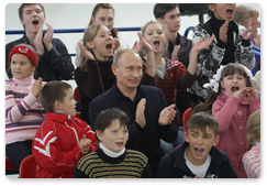 В.В.Путин посетил во Владимире физкультурно-оздоровительный комплекс и наградил победителей проходивших здесь между школьниками соревнований «Веселые старты»