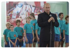 Prime Minister Vladimir Putin visited a fitness centre in Vladimir, and presented awards to the winners of the Merry Start school competition|1 october, 2009|19:24