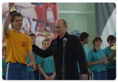 Prime Minister Vladimir Putin visited a fitness centre in Vladimir, and presented awards to the winners of the Merry Start school competition|1 october, 2009|20:37