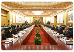 Prime Minister Vladimir Putin and Prime Minister Wen Jiabao negotiating in an extended format|13 october, 2009|15:14