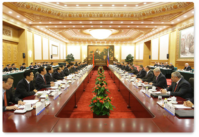 Prime Minister Vladimir Putin and Chinese Prime Minister Wen Jiabao continued negotiations in an extended format