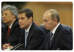 Prime Minister Vladimir Putin and Prime Minister Wen Jiabao negotiating in an extended format|13 october, 2009|15:14