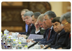 Prime Minister Vladimir Putin and Prime Minister Wen Jiabao negotiating in an extended format|13 october, 2009|15:14