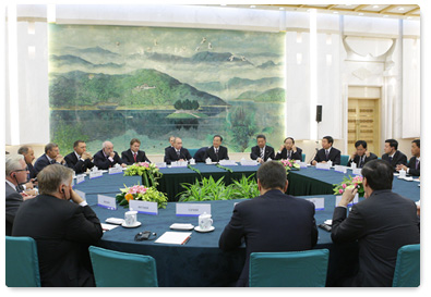 Prime Minister Vladimir Putin and Chinese Premier Wen Jiabao met with the participants of the 4th Russian-Chinese Economic Forum