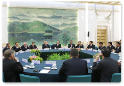 Prime Minister Vladimir Putin and Chinese Premier Wen Jiabao met with the participants of the 4th Russian-Chinese Economic Forum