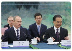 Prime Minister Vladimir Putin and his Chinese counterpart Wen Jiabao talking with participants in the 4th Russian-Chinese Economic Forum|13 october, 2009|17:59