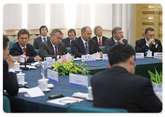 Prime Minister Vladimir Putin and his Chinese counterpart Wen Jiabao talking with participants in the 4th Russian-Chinese Economic Forum|13 october, 2009|17:59