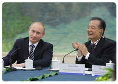 Prime Minister Vladimir Putin and his Chinese counterpart Wen Jiabao talking with participants in the 4th Russian-Chinese Economic Forum|13 october, 2009|17:59