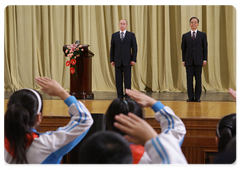 В.В.Путин выступил на торжественном концерте по случаю 60-летия установления дипломатических отношений между Россией и Китаем и официального закрытия Года русского языка в Китае|13 октября, 2009|18:38