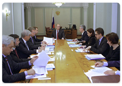 Prime Minister Vladimir Putin chaired a meeting on economic issues|16 october, 2009|17:32