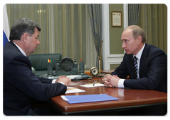 Председатель Правительства Российской Федерации В.В.Путин встретился с губернатором калужской области А.Д.Артамоновым|20 октября, 2009|19:26