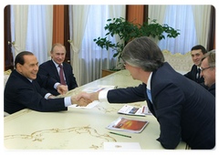 Prime Minister Vladimir Putin and Italian Prime Minister Silvio Berlusconi with the managers of major Russian companies active in Russian-Italian economic partnership|22 october, 2009|16:34