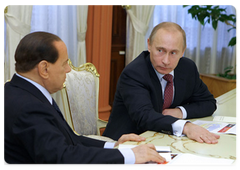 Prime Minister Vladimir Putin and Italian Prime Minister Silvio Berlusconi with the managers of major Russian companies active in Russian-Italian economic partnership|22 october, 2009|16:34
