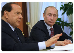 Prime Minister Vladimir Putin and Italian Prime Minister Silvio Berlusconi with the managers of major Russian companies active in Russian-Italian economic partnership|22 october, 2009|16:34