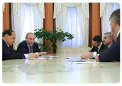 Prime Minister Vladimir Putin and Italian Prime Minister Silvio Berlusconi with the managers of major Russian companies active in Russian-Italian economic partnership|22 october, 2009|16:34