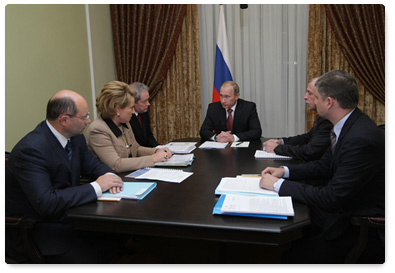 В.В.Путин, находящийся с рабочей поездкой в Санкт-Петербурге, провел совещание по вопросам развития города