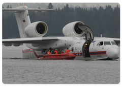The Italian Prime Minister was shown a Russian Beriev Be-200 aircraft|23 october, 2009|18:53