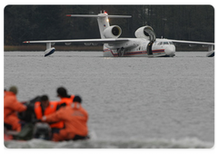 The Italian Prime Minister was shown a Russian Beriev Be-200 aircraft|23 october, 2009|18:53