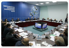 Prime Minister Vladimir Putin chairing a meeting on the development strategy for the pharmaceutical industry in Zelenograd|9 october, 2009|16:34