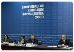 Prime Minister Vladimir Putin chairing a meeting on the development strategy for the pharmaceutical industry in Zelenograd|9 october, 2009|16:44