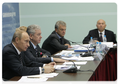 Prime Minister Vladimir Putin chairing a meeting on the development strategy for the pharmaceutical industry in Zelenograd|9 october, 2009|16:51